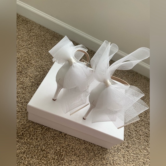 Charles David white bow heels size 6 - Picture 2 of 7